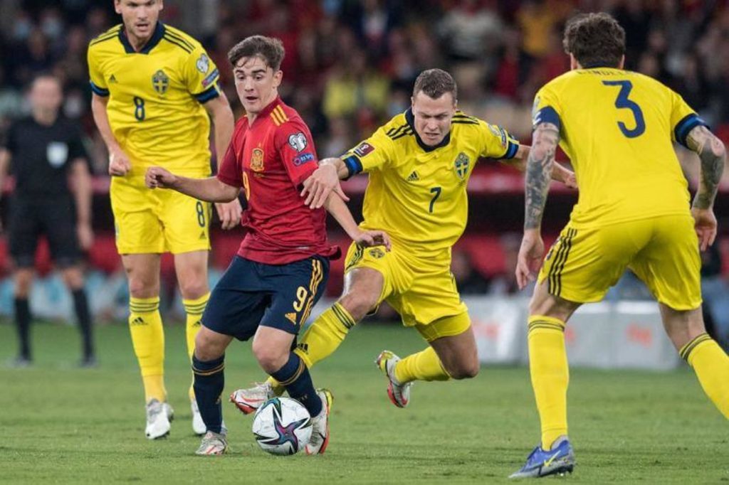 Jugadores de Suecia y España durante el partido